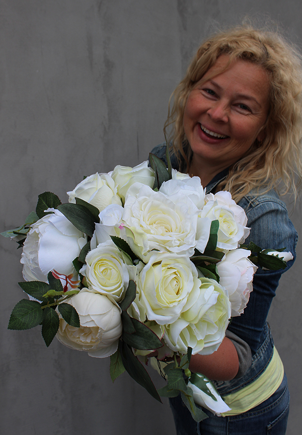 Ecru Peonia kompozycja na stół w srebrnym naczyniu, wys.25cm