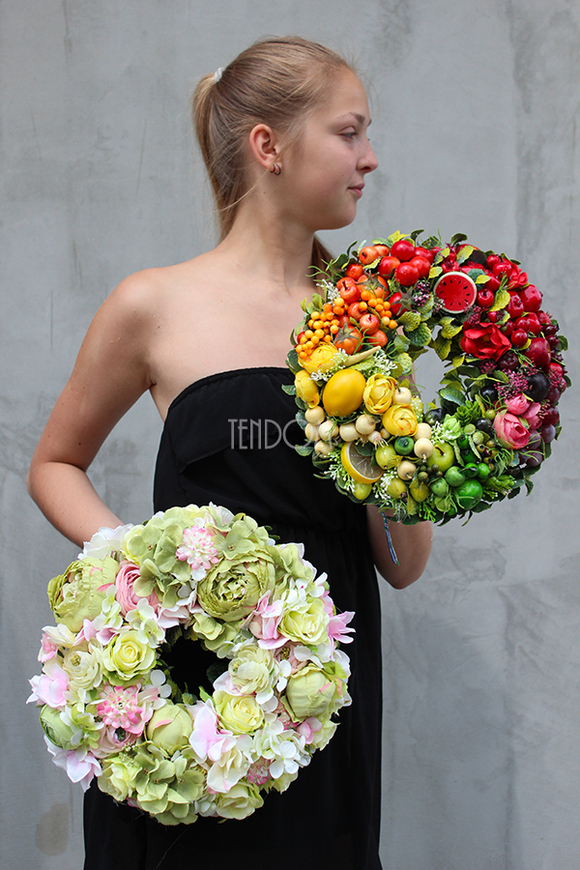 zielono-różowy dekoracyjny wianek na drzwi Polana, śr.32cm