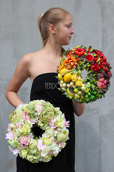 zielono-różowy dekoracyjny wianek na drzwi Polana, śr.32cm