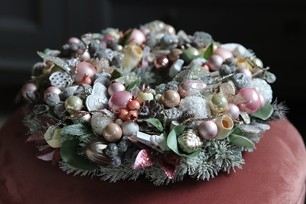 atrakcyjny świąteczny wianek/stroik, Pudrovy Glamour, śr.27cm