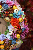 atrakcyjny tęczowy wianek, Piękno Kwiatów, śr.40cm 