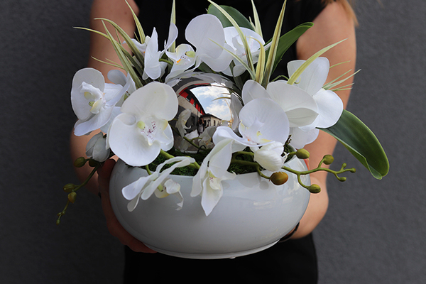 Dekoria Round, kompozycja kwiatowa w białej misie, wys.27cm