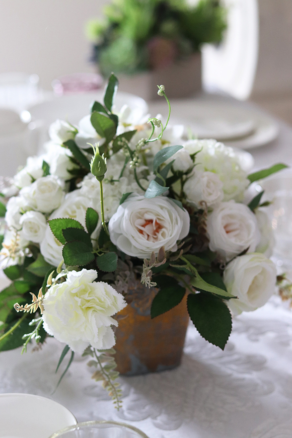 Komunia, kompozycja na stół w przecieranej złotej donicy, wys.35cm 