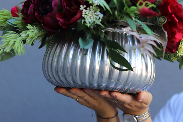 Reddina Silver, kompozycja kwiatowa w lustrzanym naczyniu, wym.34x55cm 