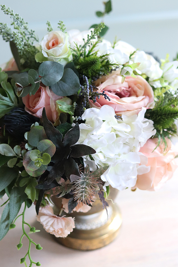 Gessa Martha, kompozycja kwiatowa w złotym pucharze, wys.36cm