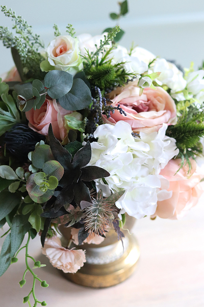 Gessa Martha, kompozycja kwiatowa w złotym pucharze, wys.36cm