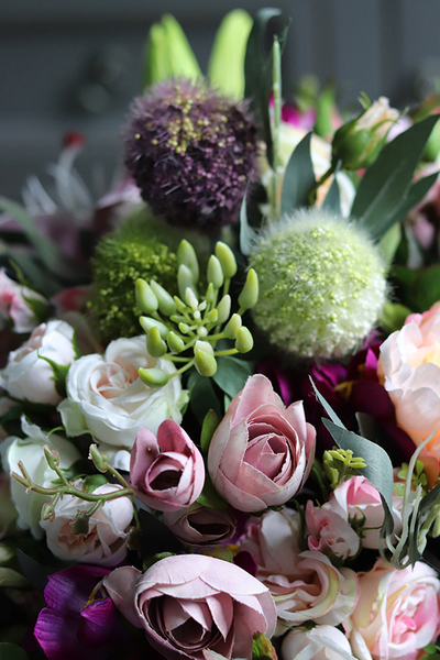 Korona Kwiatów, bogata kompozycja z liliami, wym.37x64cm 