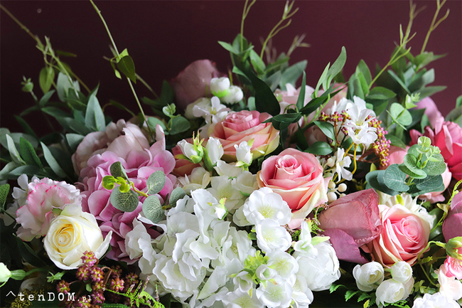 Daglessa, kompozycja kwiatowa w betonowej donicy, wym.50x110cm