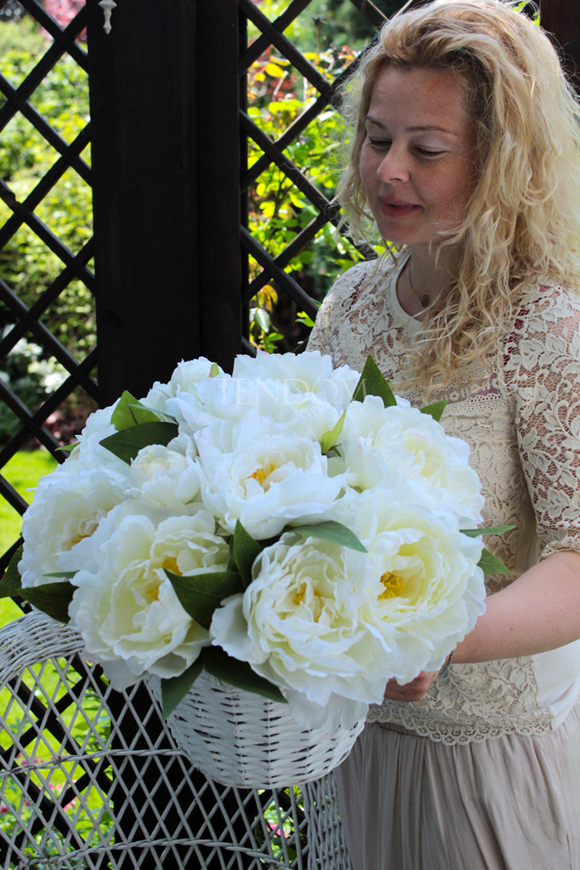 kosz z białymi peoniami Lisa wys.38cm