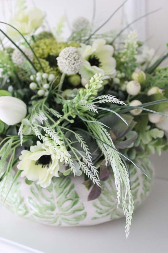 Zielona Wiosna, kompozycja kwiatowa w zdobionym naczyniu, wys. 36cm