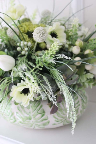 Zielona Wiosna, kompozycja kwiatowa w zdobionym naczyniu, wys. 36cm