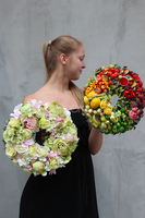 zielono-różowy dekoracyjny wianek na drzwi Polana, śr.32cm