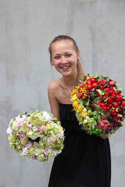 zielono-różowy dekoracyjny wianek na drzwi Polana, śr.32cm