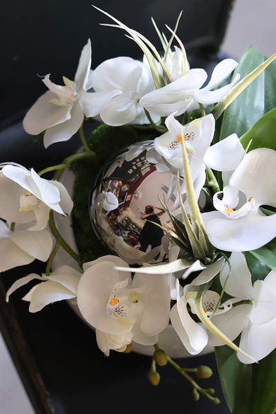 Dekoria Round, kompozycja kwiatowa w białej misie, wys.27cm