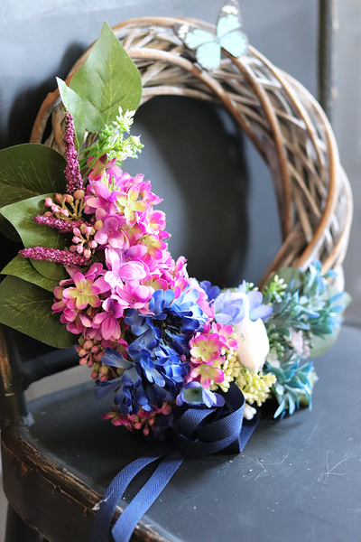 Emilia 2, delikatny wiosenny wianek na drzwi z motylem, śr.27cm 