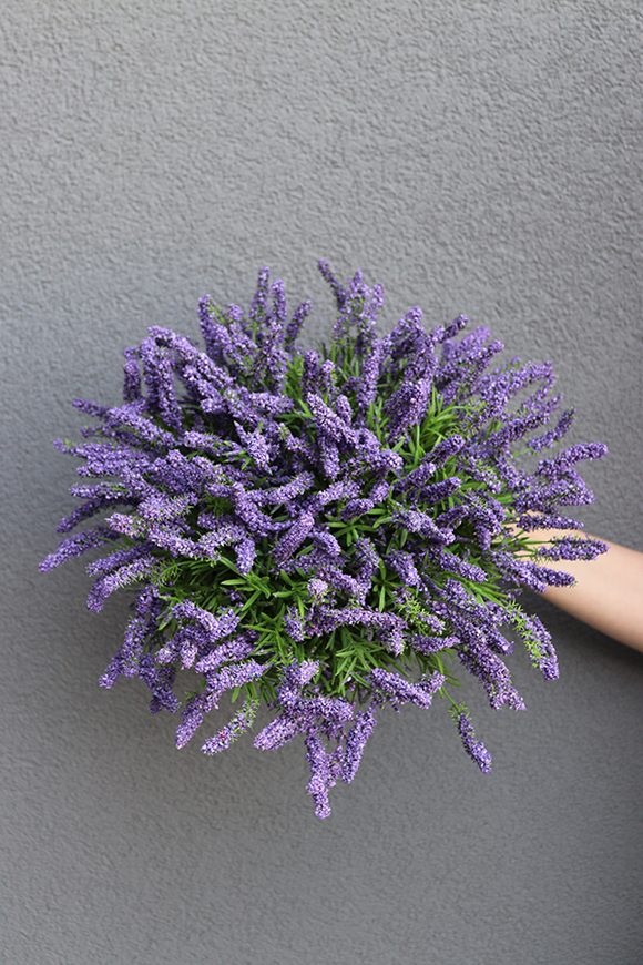 kompozycja w połyskującej czarnej donicy, Wrzośce Fiolet, wys.24x38cm