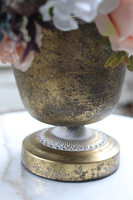 Gessa Martha, kompozycja kwiatowa w złotym pucharze, wys.36cm