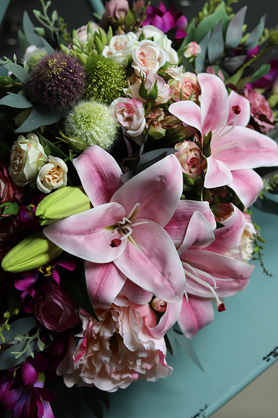 Korona Kwiatów, bogata kompozycja z liliami, wym.37x64cm 