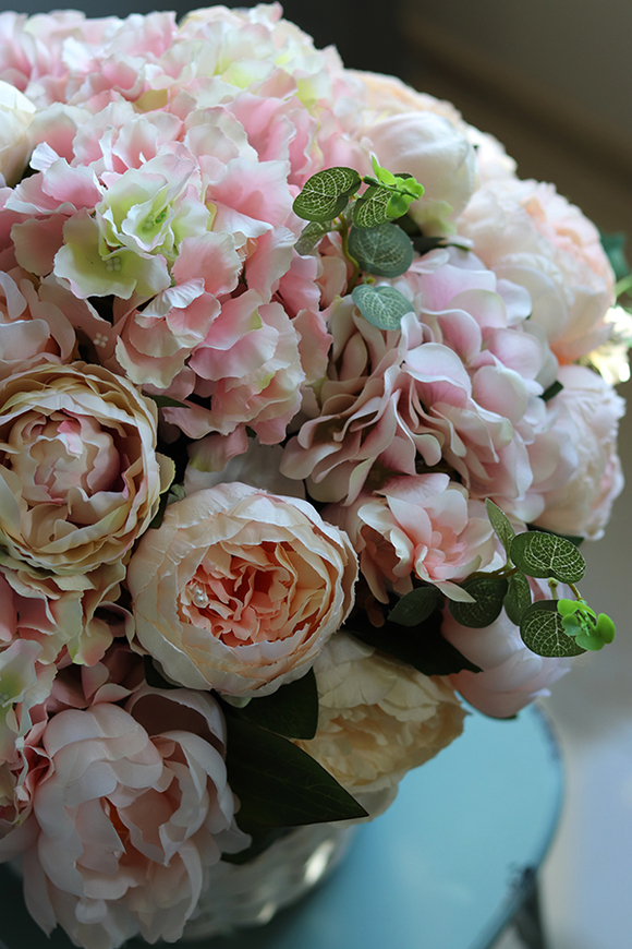 kosz z kwiatami w pastelowej kolorystyce, Pivonia Provance,  wym.48x48cm 