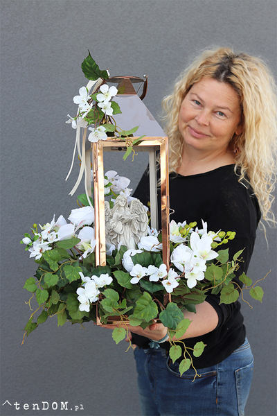 Angelo Garden, kompozycja kwiatowa ze złotym lampionem, wys.55cm  
