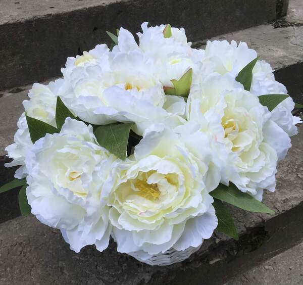 kosz z białymi peoniami Lisa wys.38cm