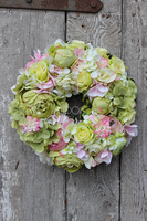 zielono-różowy dekoracyjny wianek na drzwi Polana, śr.32cm