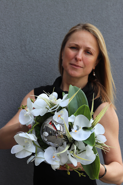 Dekoria Round, kompozycja kwiatowa w białej misie, wys.27cm