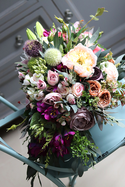 Korona Kwiatów, bogata kompozycja z liliami, wym.37x64cm 