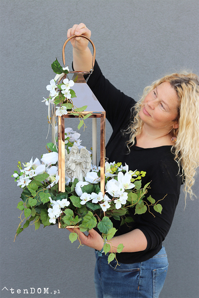 Angelo Garden, kompozycja kwiatowa ze złotym lampionem, wys.55cm  