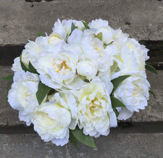 kosz z białymi peoniami Lisa wys.38cm