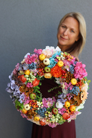 atrakcyjny tęczowy wianek, Piękno Kwiatów, śr.40cm 