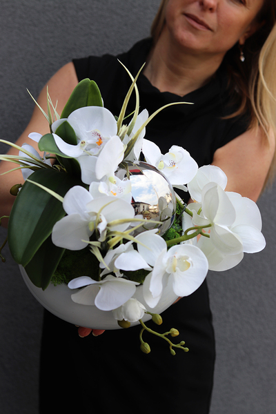 Dekoria Round, kompozycja kwiatowa w białej misie, wys.27cm