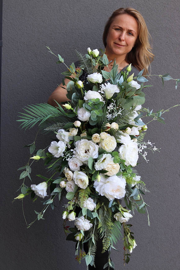 Eleonora White, elegancka kompozycja kwiatowa na komodę, wym.30x35x100cm