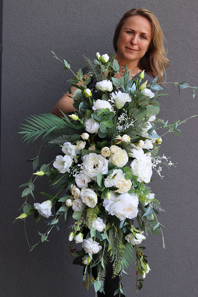 Eleonora White, elegancka kompozycja kwiatowa na komodę, wym.30x35x100cm