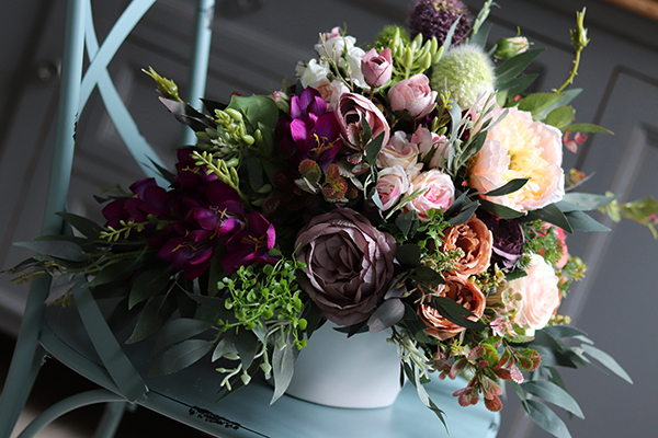 Korona Kwiatów, bogata kompozycja z liliami, wym.37x64cm 