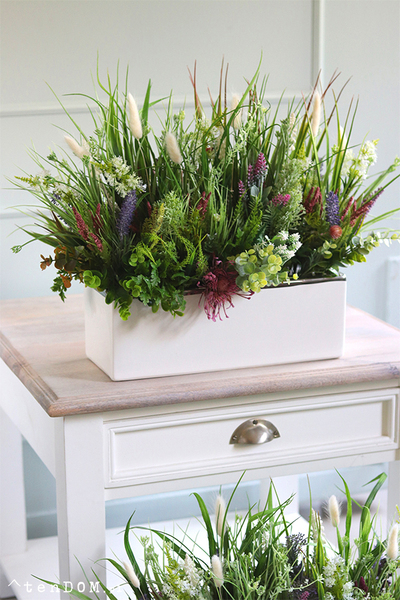 kompozycja z trawami w białej donicy, Polna Łąka Extra, wys.45cm