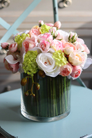 bogaty bukiet wiosennych kwiatów w szklanym wazonie, Hellissa, wys.27cm 