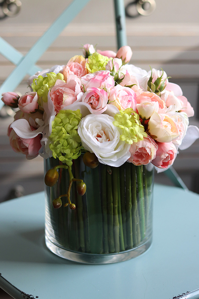 bogaty bukiet wiosennych kwiatów w szklanym wazonie, Hellissa, wys.27cm 