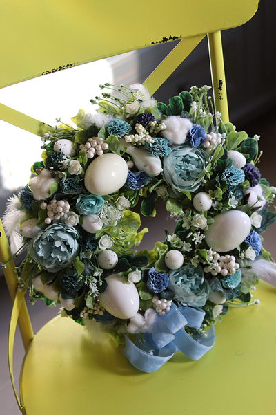 Blue Delina, elegancki wielkanocny wianek w błękitach, śr.30cm