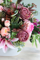 bogata kompozycja kwiatowa z liliami, Jella 2, wym.45x58x38cm