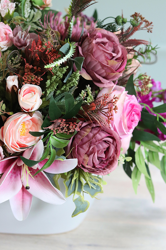 bogata kompozycja kwiatowa z liliami, Jella 2, wym.45x58x38cm