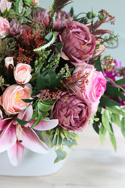 bogata kompozycja kwiatowa z liliami, Jella 2, wym.45x58x38cm