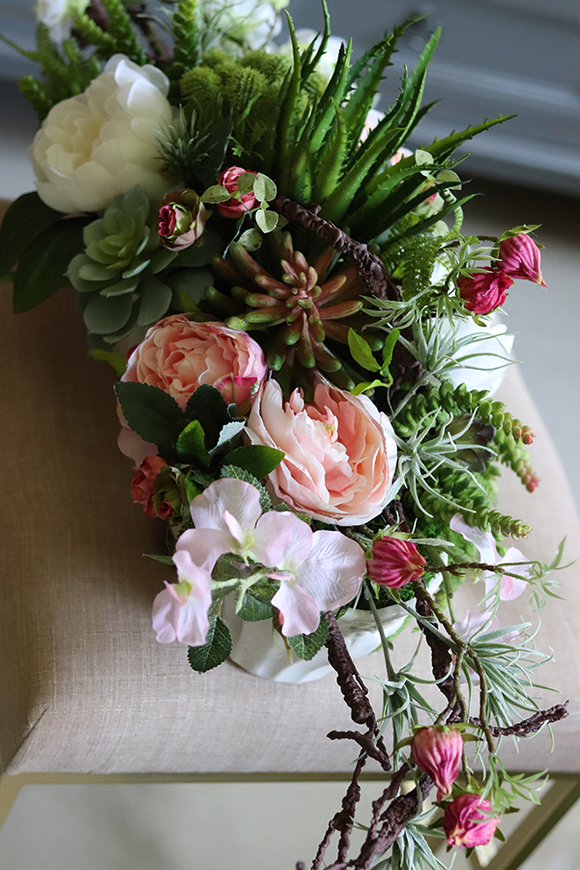 efektowna kompozycja z peoniami w ażurowej donicy, Wenila 2, dł.58cm