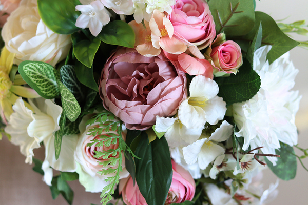 PasteLova, kompozycja kwiatowa w stylowym naczyniu / bukiet wys.26cm