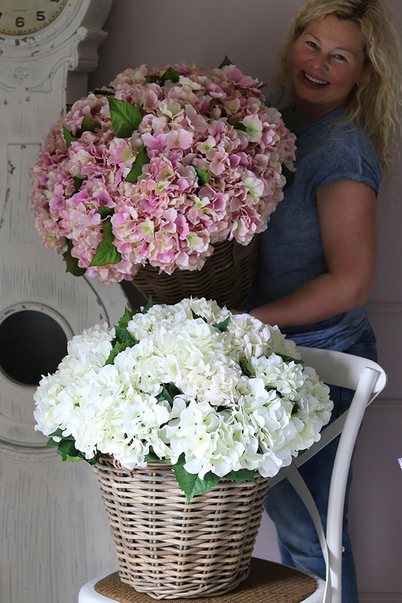 bogaty kosz z hortensjami Provance White, wys.68cm, śr.70cm  