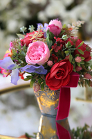 Cukierek, kompozycja kwiatowa w złotej doniczce, wym.21x22cm