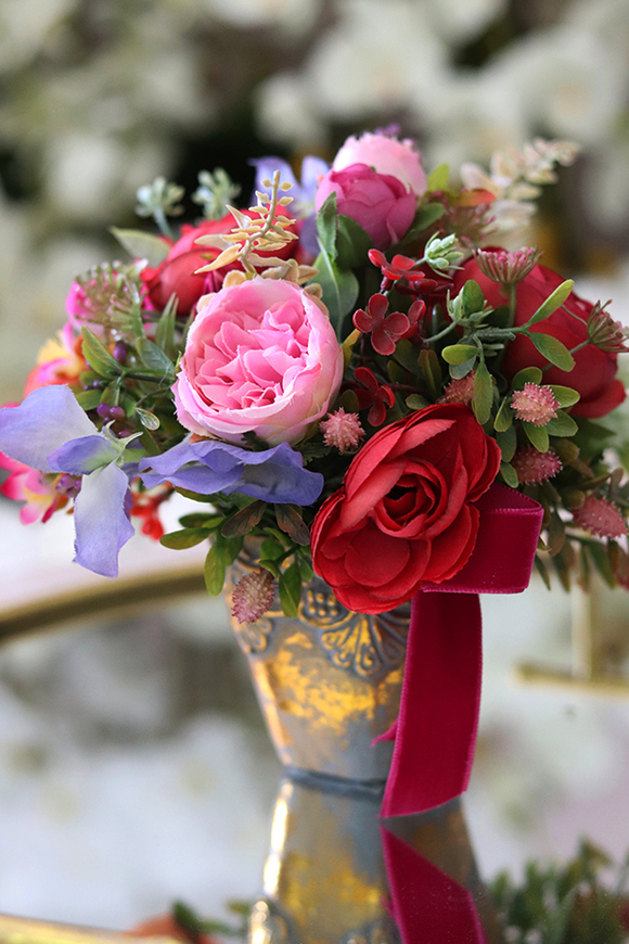 Cukierek, kompozycja kwiatowa w złotej doniczce, wym.21x22cm