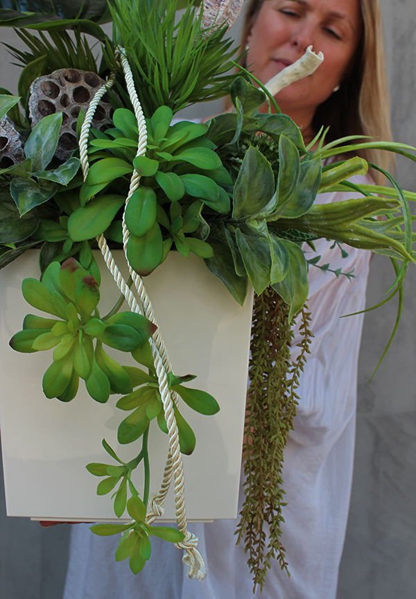 Renata, kompozycja nagrobna w kwadratowym naczyniu, wys.80cm