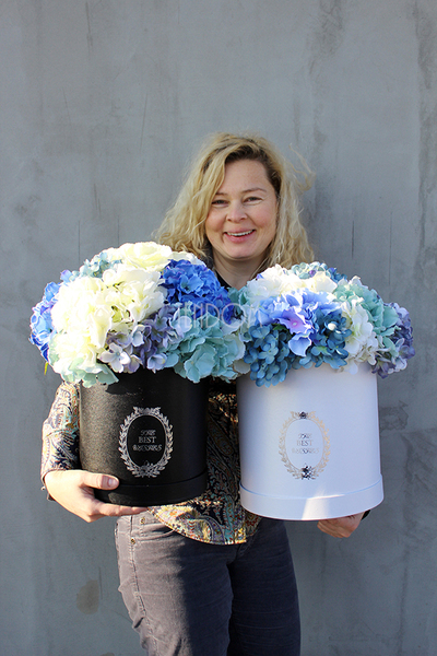 kompozycja kwiatowa / bukiet Flowerbox, Hortense Blue wys.37cm