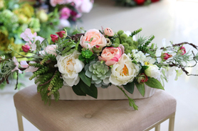 efektowna kompozycja z peoniami w ażurowej donicy, Wenila 2, dł.58cm